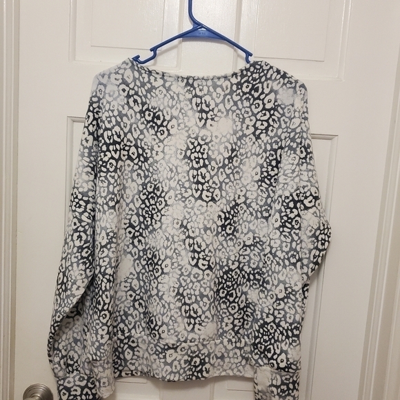 Retrology Gray Animal Print Knit Top Size Large, soft, comfy - Picture 10 of 10